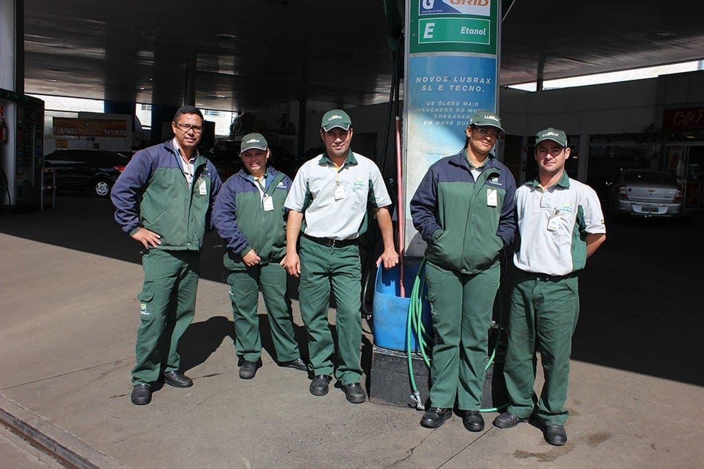 Grupo Berimbau - Equipe de funcionários Posto Avenida