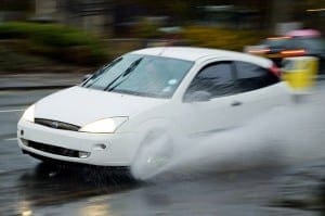 Limpe corretamente o carro após passar em alagamento
