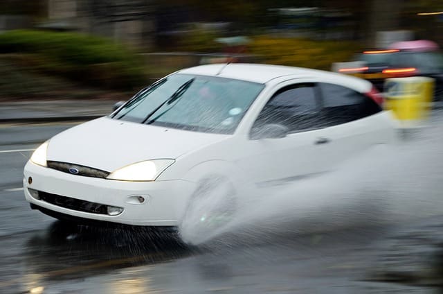 Limpe corretamente o carro após passar em alagamento