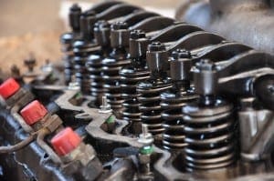 Descubra os riscos de realizar a lavagem do motor