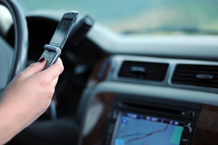 Digitar enquanto dirige retarda velocidade de reações em 35%