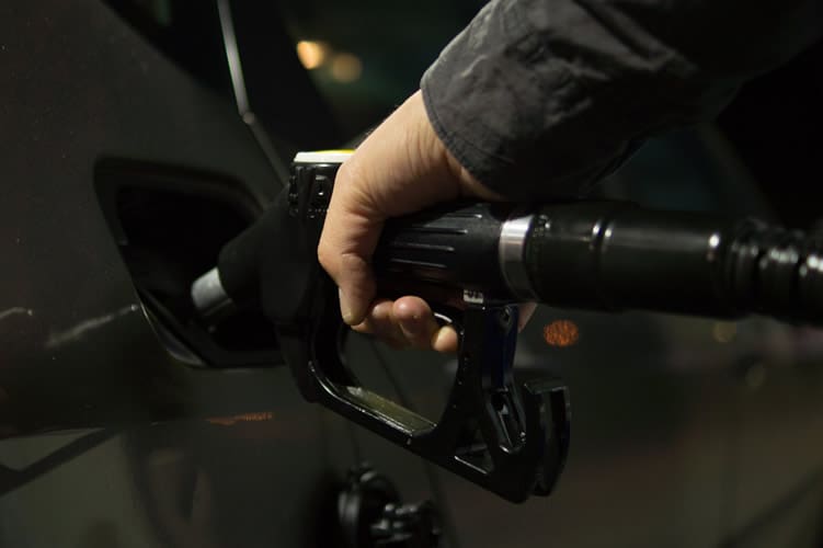 Abastecer com álcool ou gasolina
