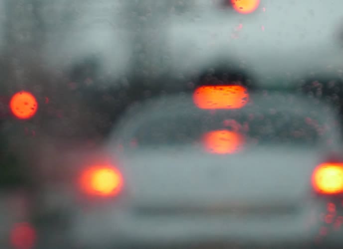 Por que os vidros do carro embaçam em dias chuvosos?
