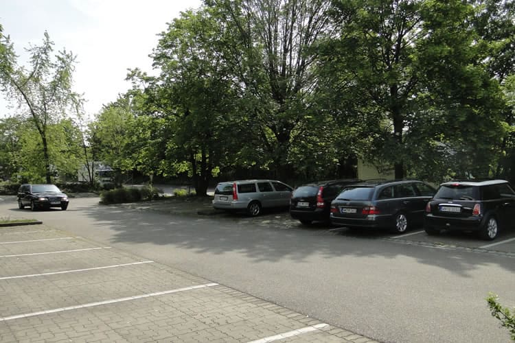 É melhor estacionar no sol ou na sombra das árvores?