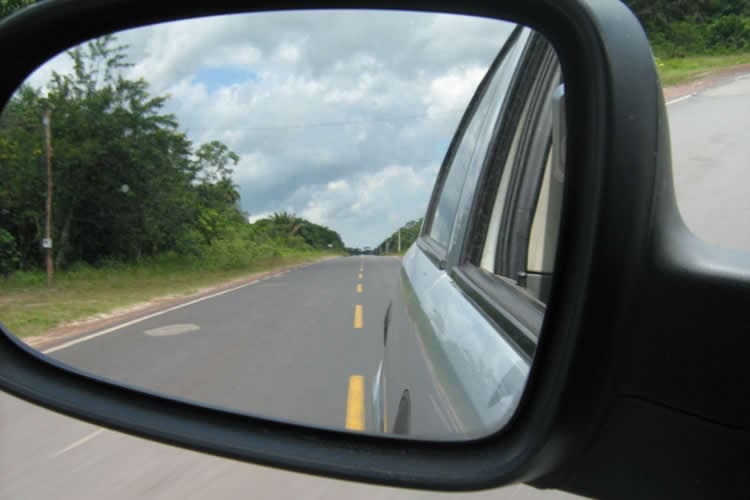 Como ajustar o retrovisor para reduzir ponto cego?